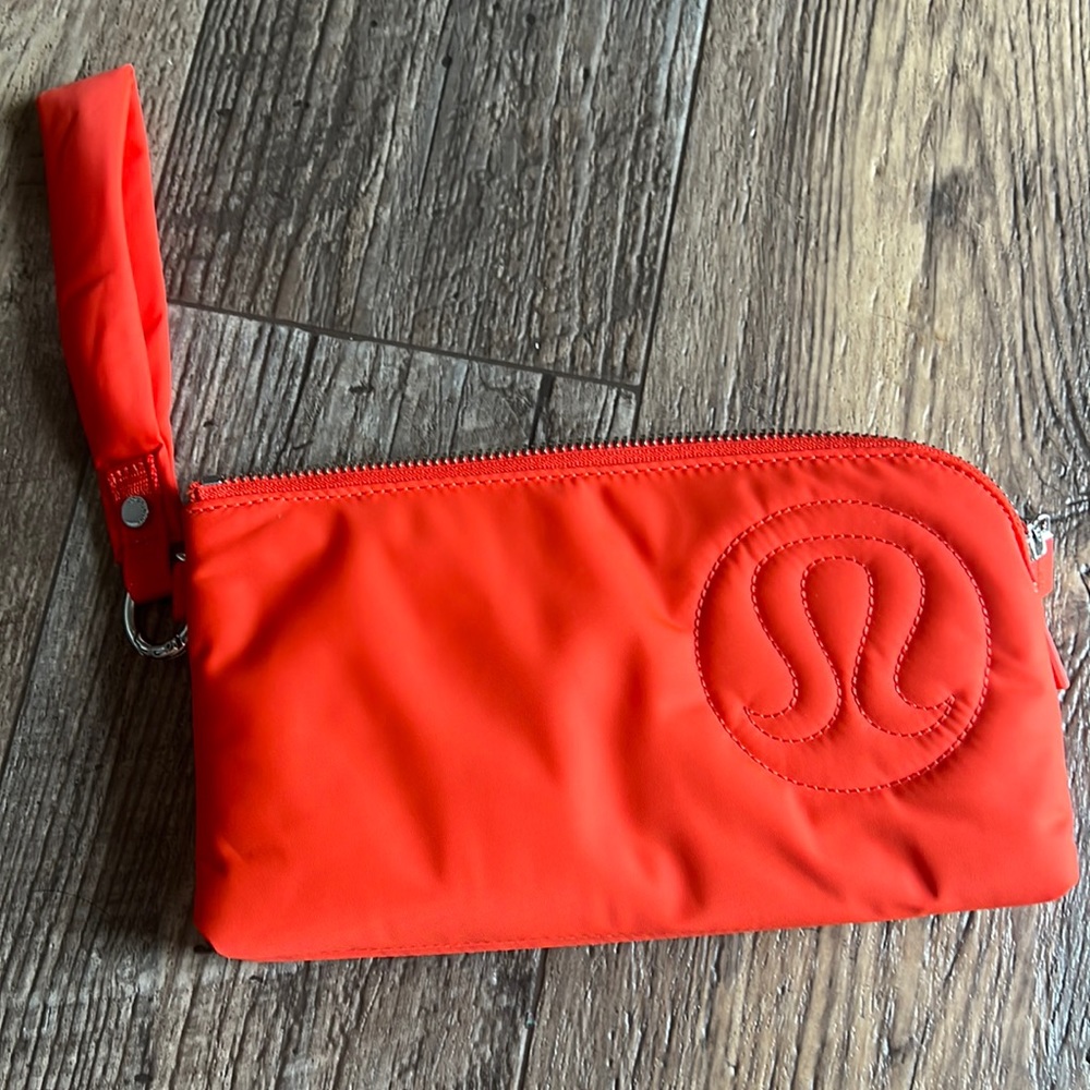 NWOT lululemon wristlet